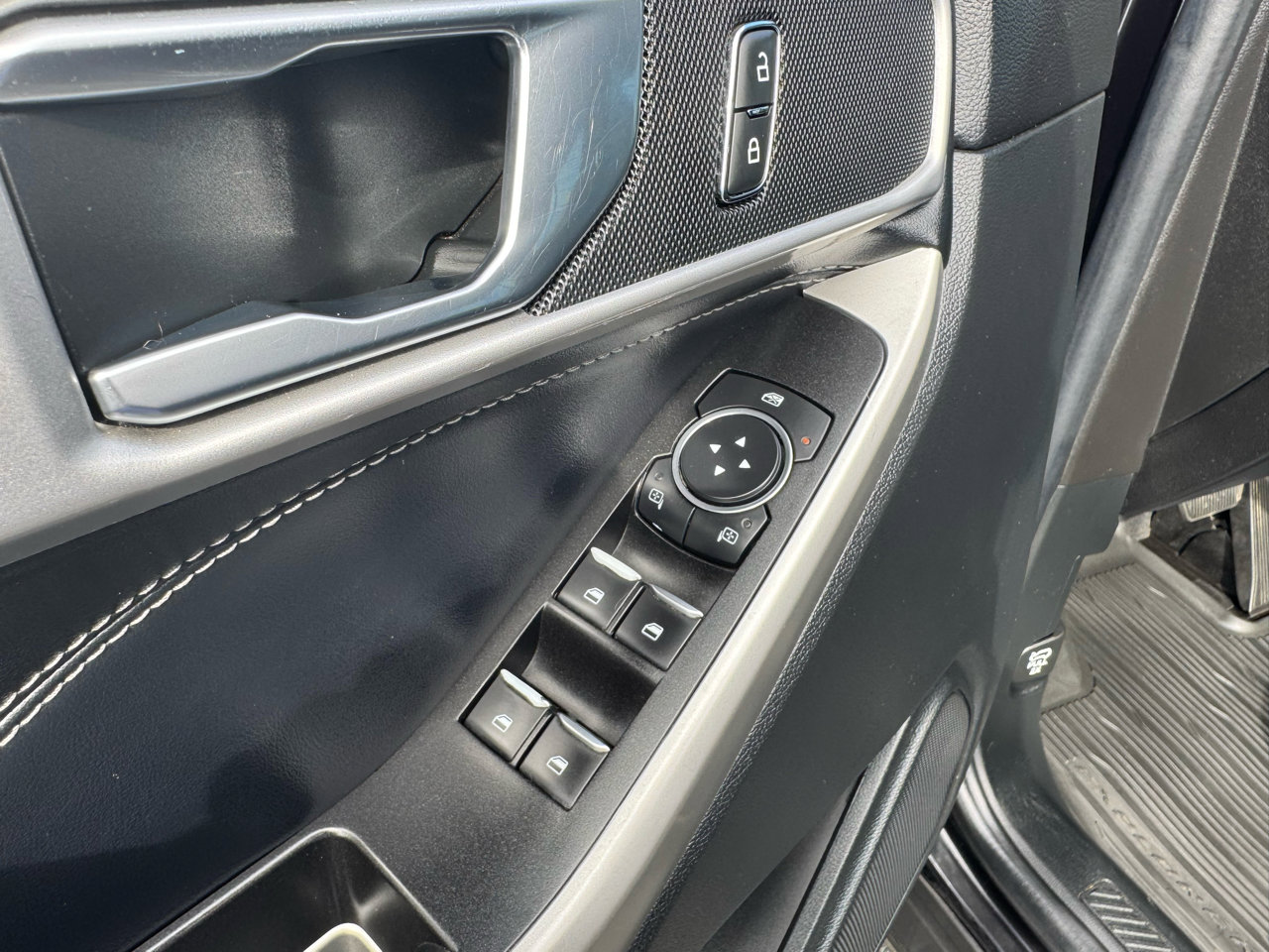 Used 2022 Ford Explorer XLT w/ Equipment Group 202A image 13