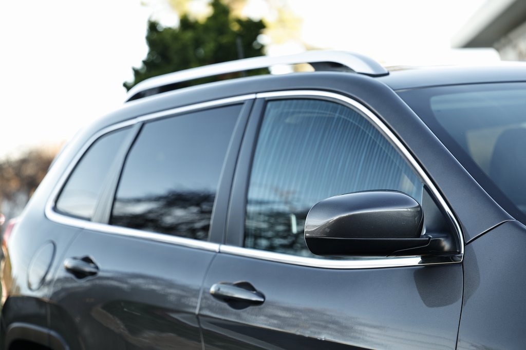 Used 2018 Jeep Cherokee Latitude Plus w/ Comfort/Convenience Group image 3