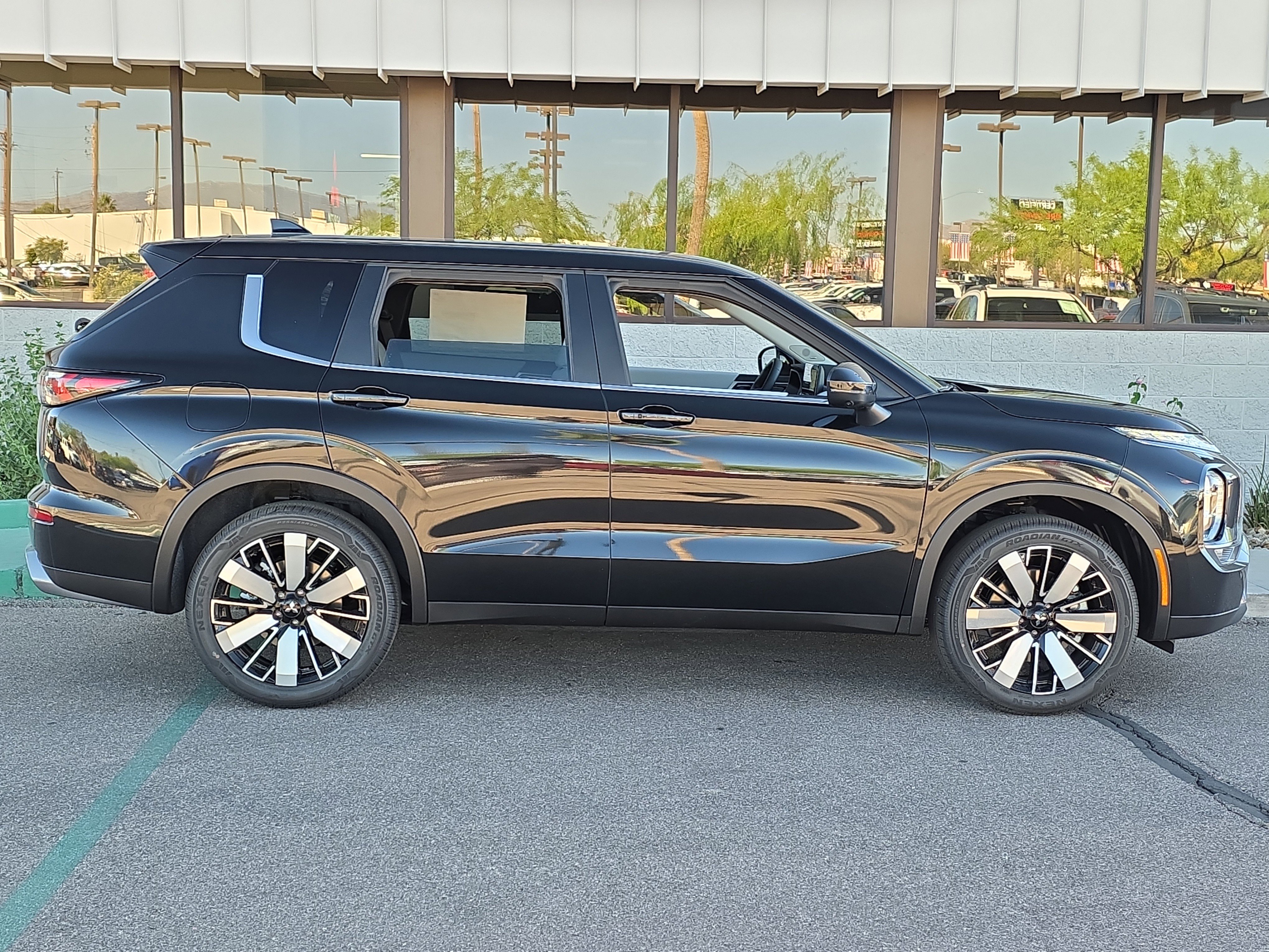 New 2026 Mitsubishi Outlander SE image 8