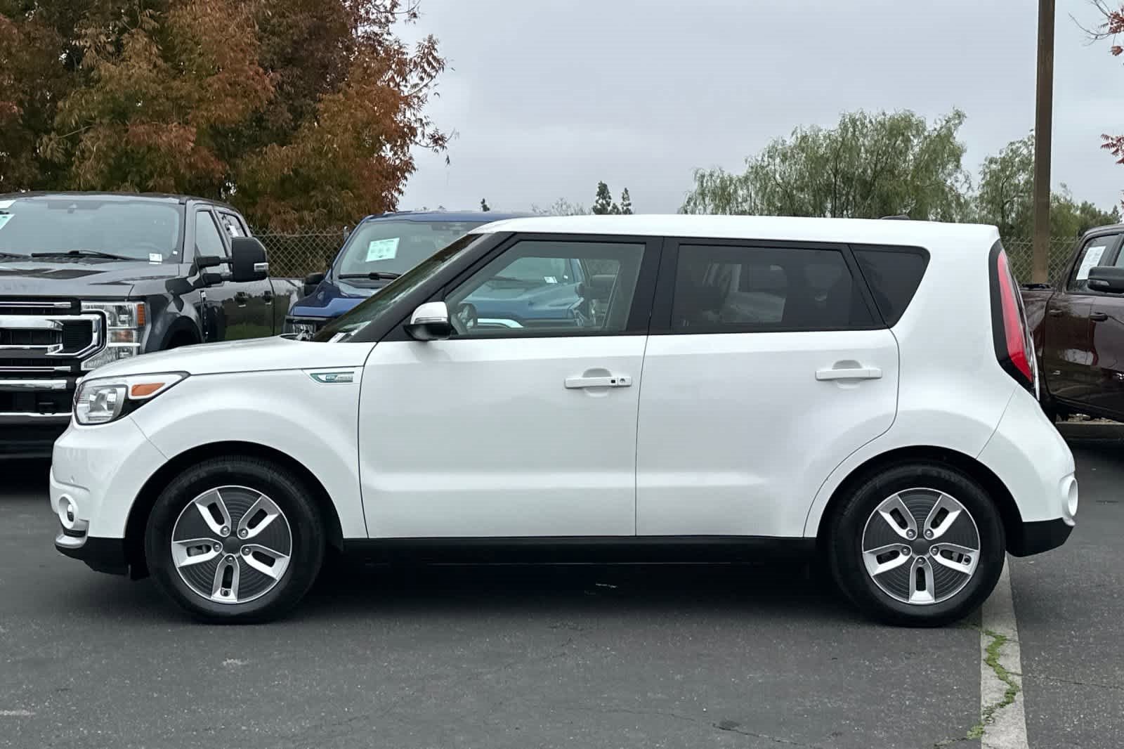 Used 2017 Kia Soul EV + image 5