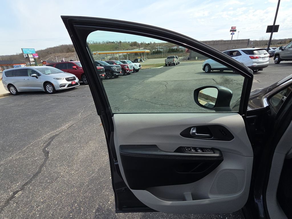 Used 2023 Chrysler Pacifica Touring-L image 12