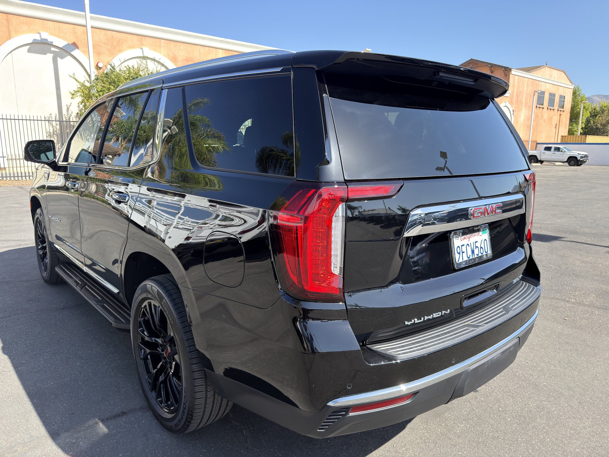 Used 2023 GMC Yukon SLT w/ SLT Luxury Package AWD/4WD image 6