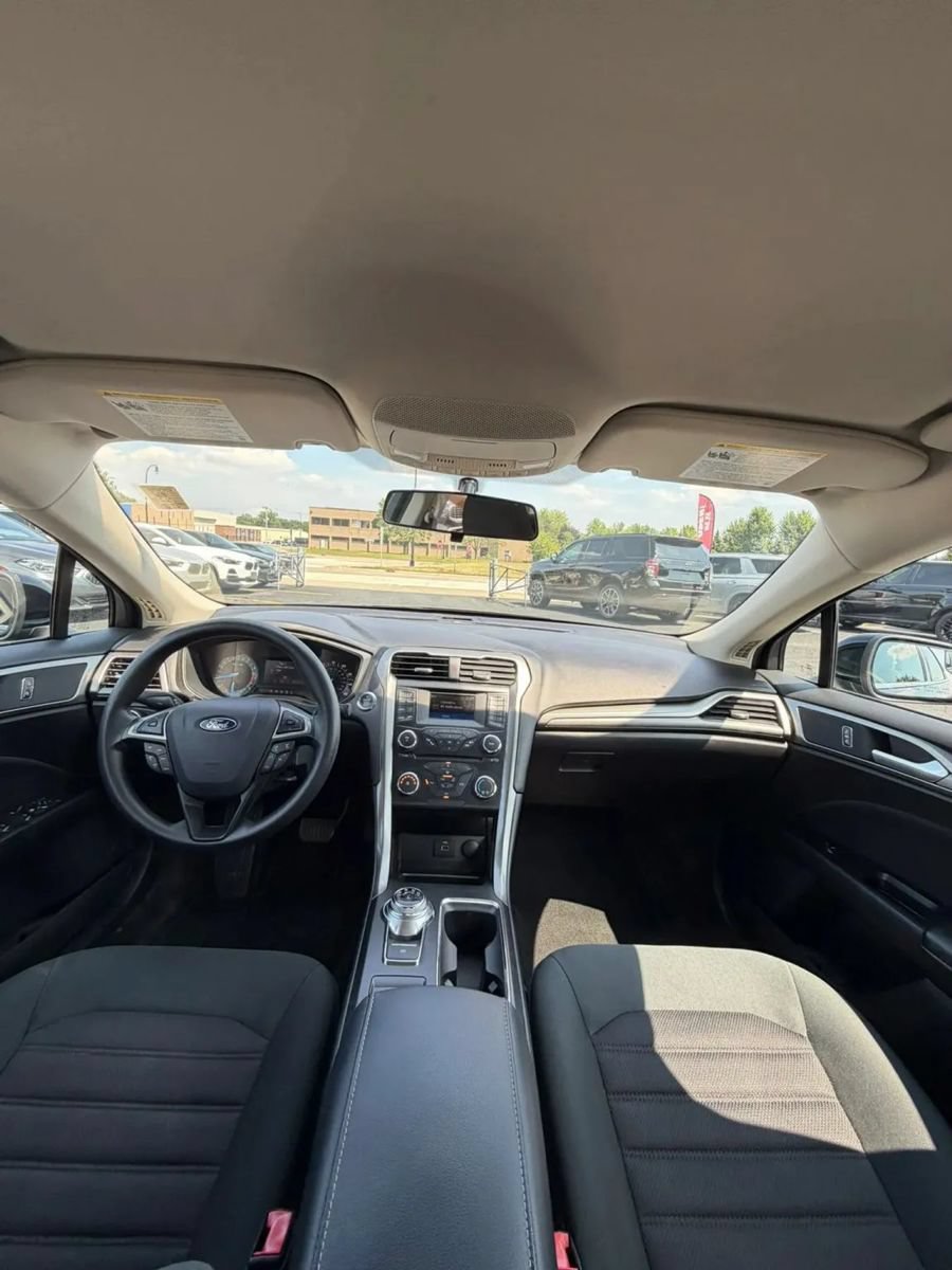 Used 2017 Ford Fusion SE FWD image 11
