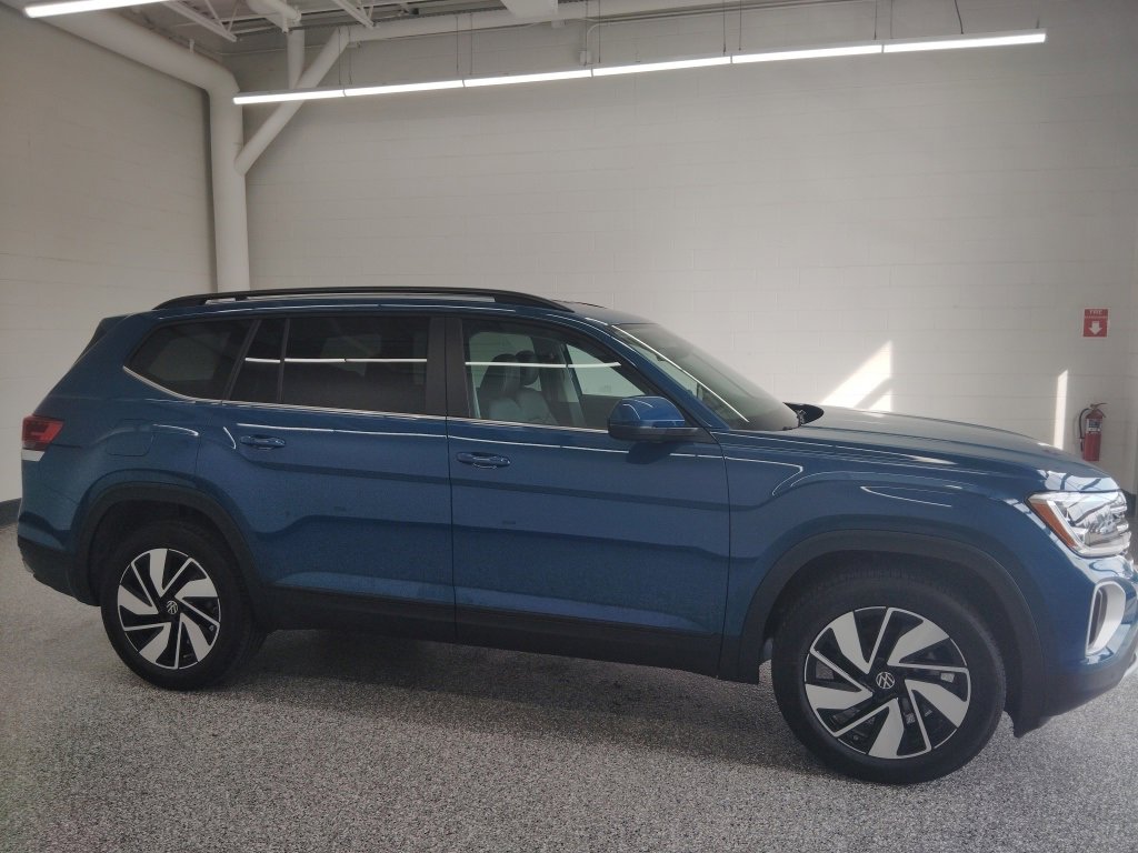 Certified 2025 Volkswagen Atlas SE image 3
