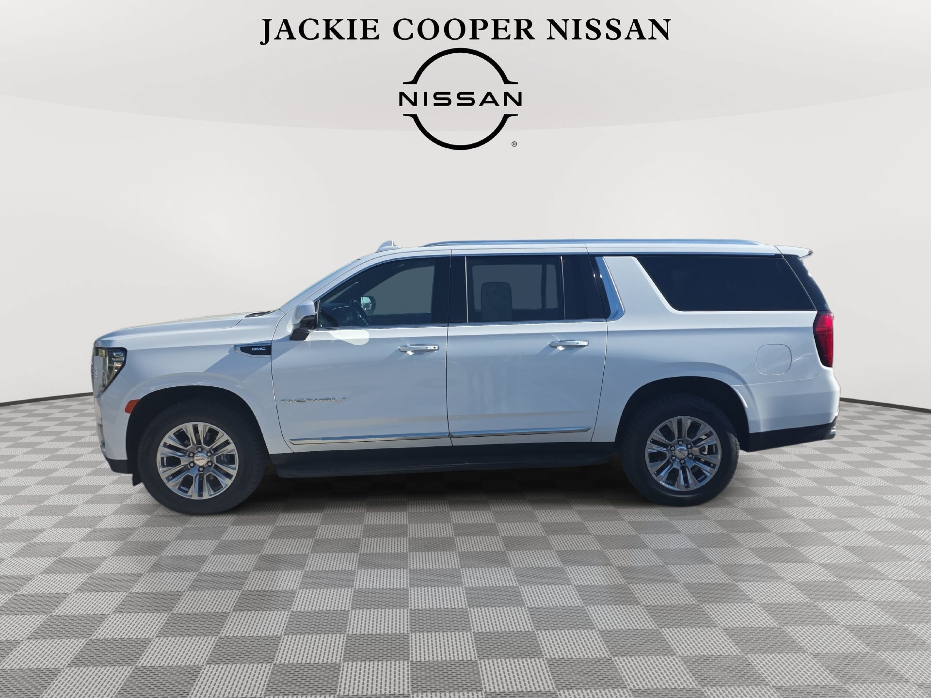 Used 2024 GMC Yukon XL Denali AWD/4WD image 8