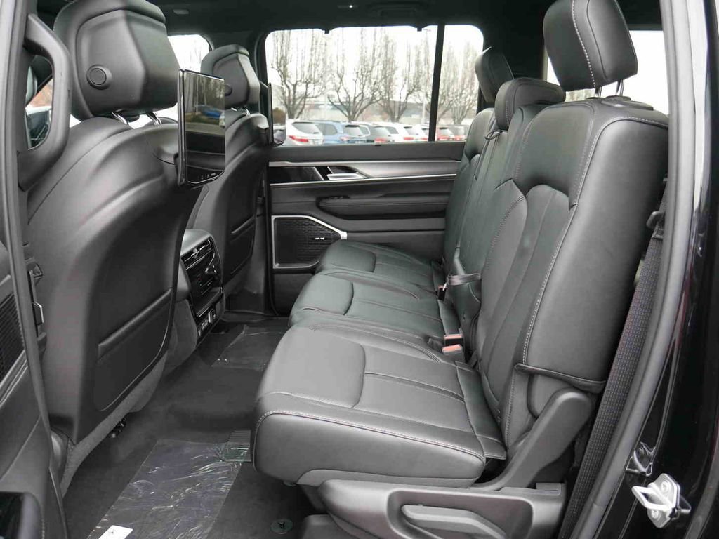 New 2025 Jeep Wagoneer L Series II w/ Convenience Group I image 13