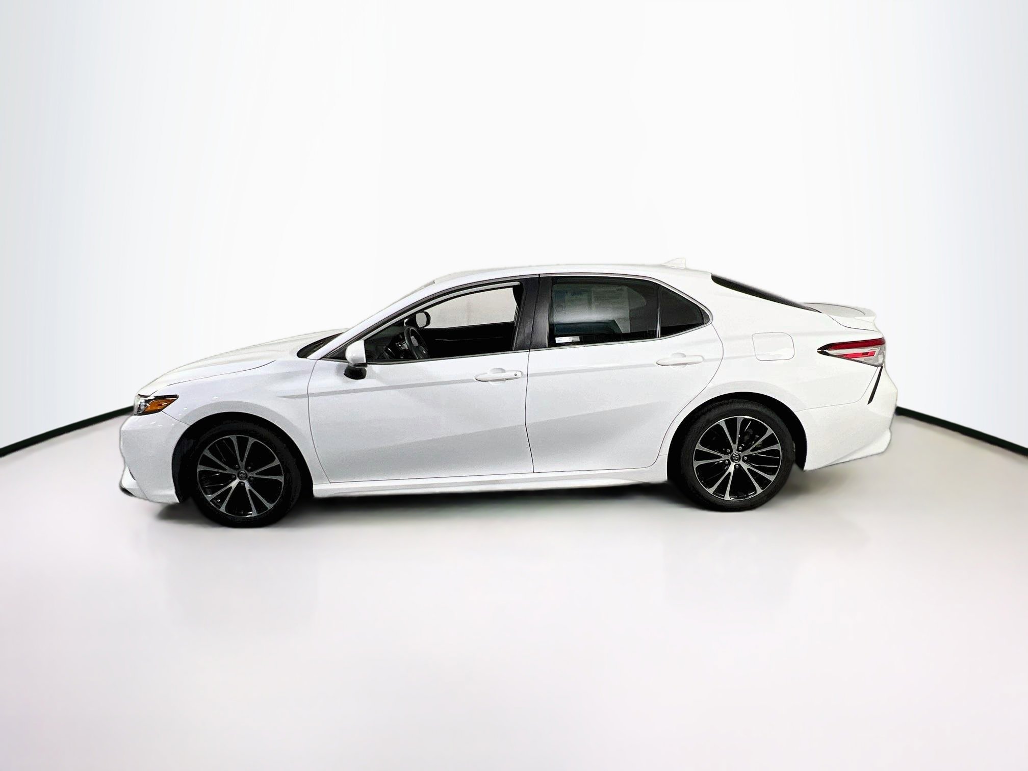Used 2020 Toyota Camry SE image 8