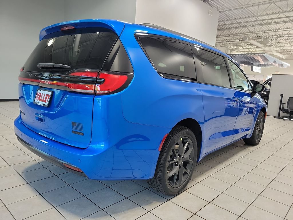 New 2027 Chrysler Pacifica Select AWD/4WD image 8