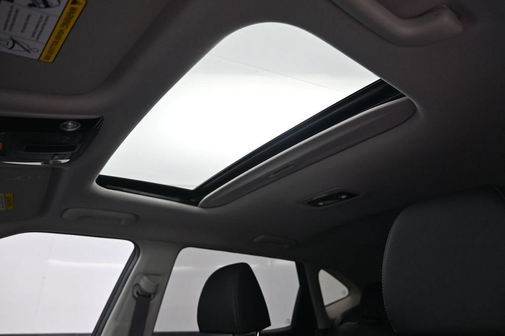 Certified 2022 Kia Seltos SX w/ Sunroof Package AWD/4WD image 30