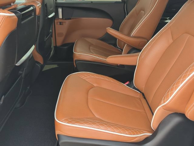 Used 2024 Chrysler Pacifica Pinnacle FWD image 22