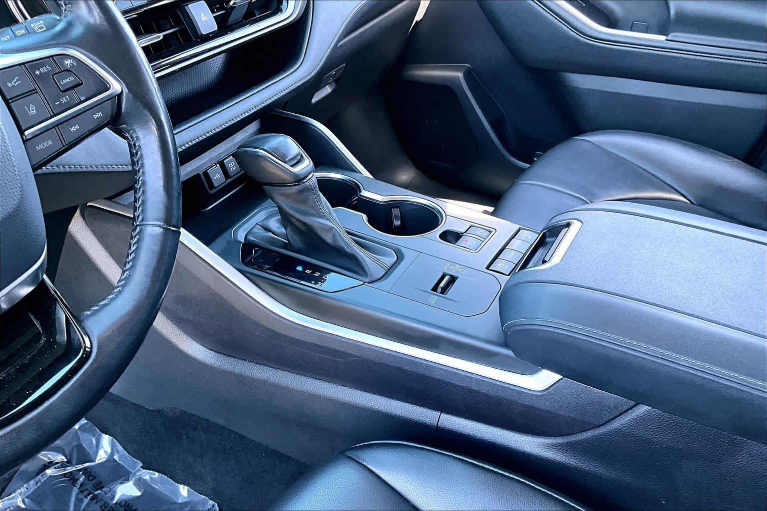 Certified 2021 Toyota Highlander XLE FWD image 16