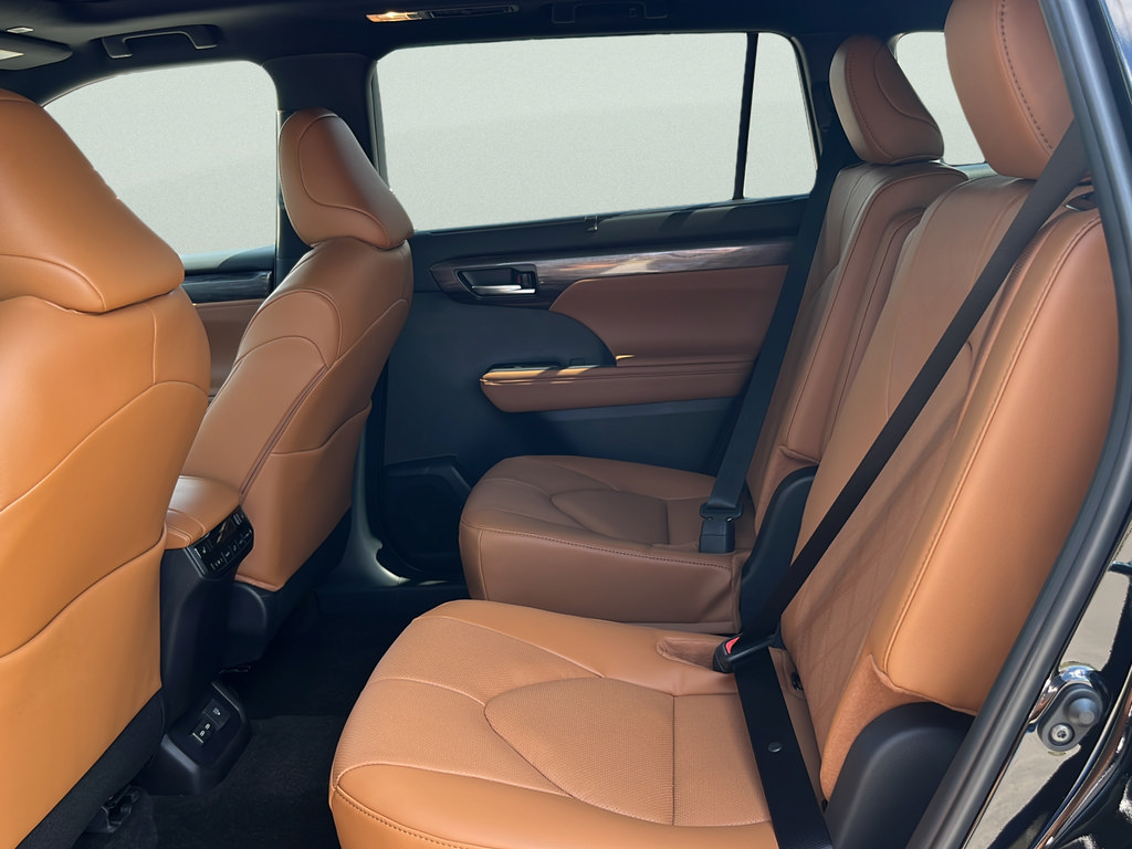 New 2026 Toyota Highlander Platinum AWD/4WD image 17