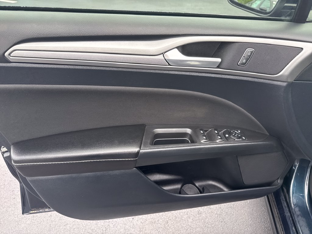 Used 2020 Ford Fusion SE FWD image 9