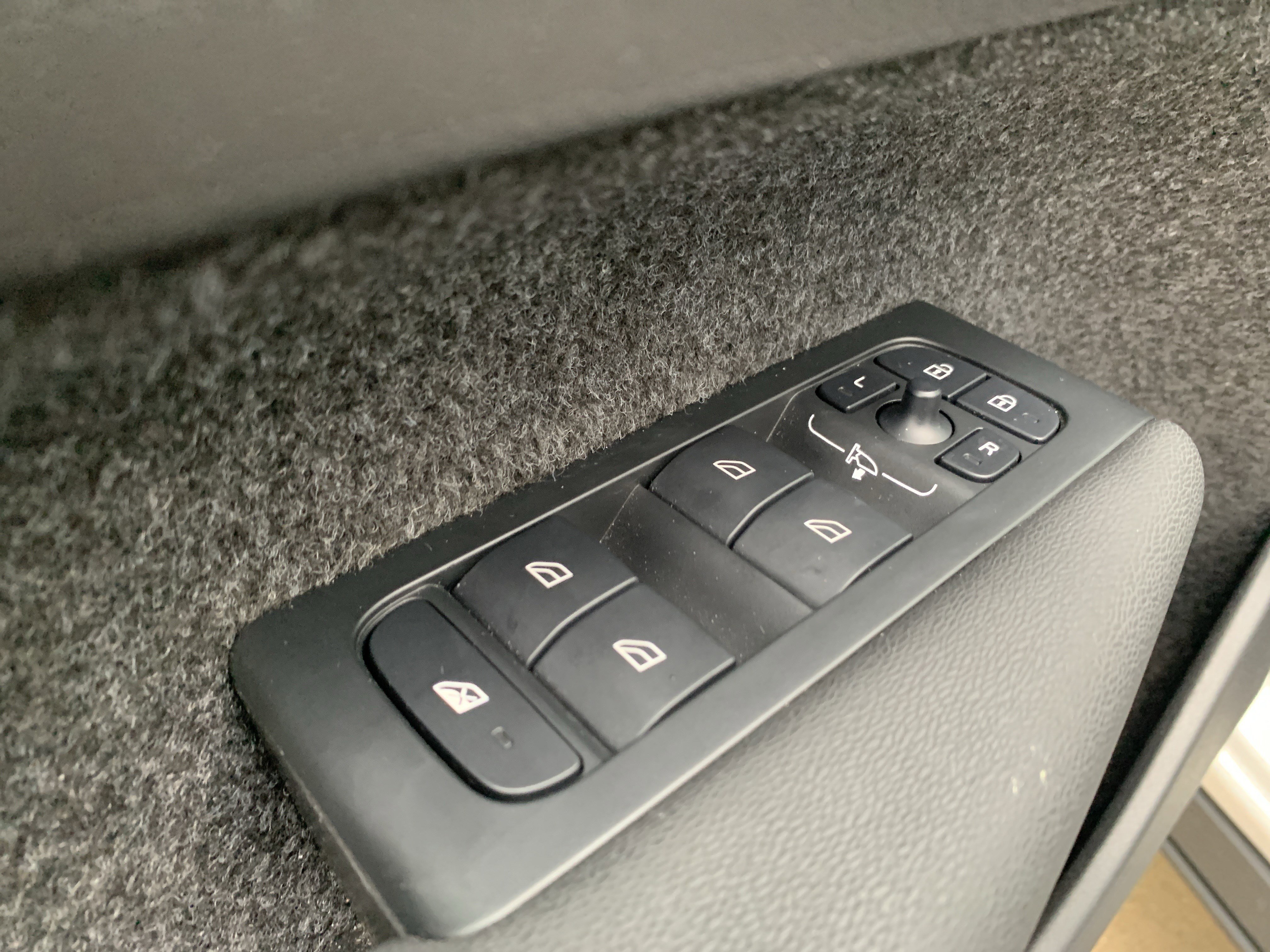 Used 2025 Volvo XC40 B5 Core image 14