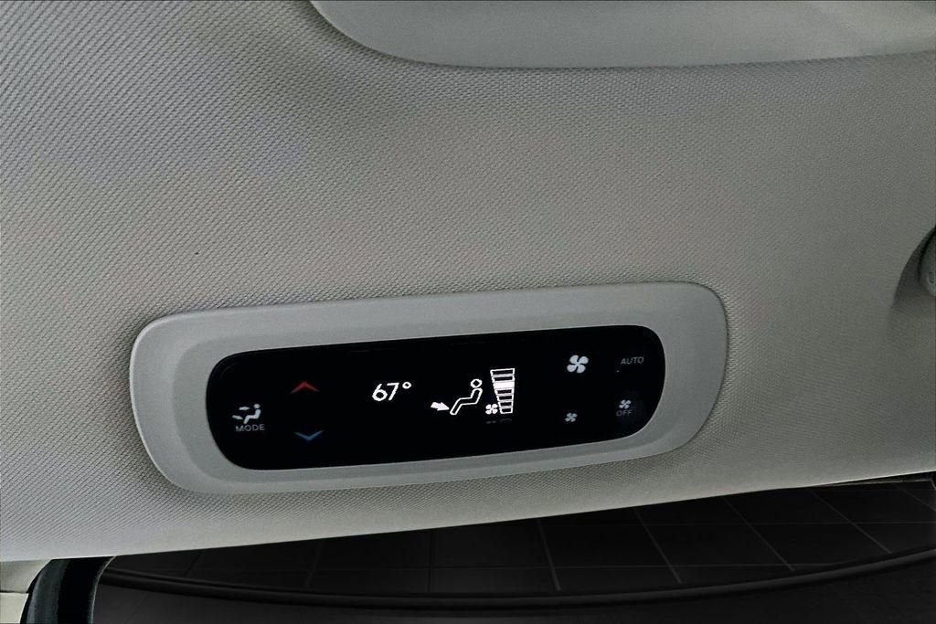 Used 2024 Chrysler Pacifica Touring-L FWD image 34