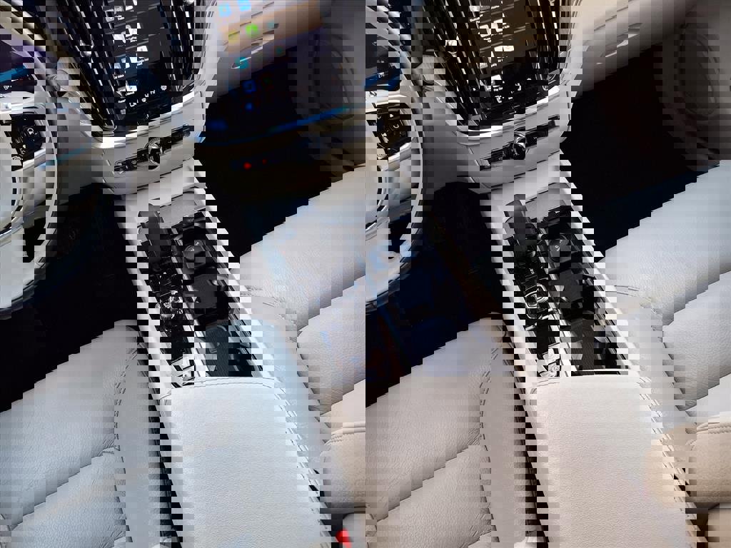 Used 2024 Volvo S60 B5 Plus image 38