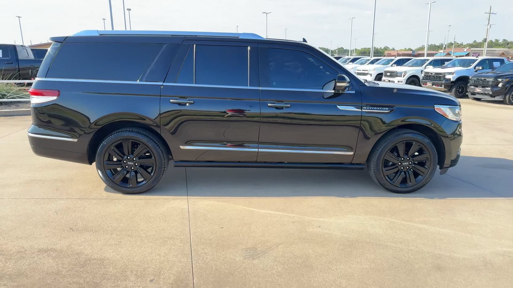 Used 2024 Lincoln Navigator L Reserve w/ Equipment Group 201A AWD/4WD image 2