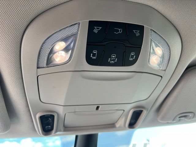 Used 2023 Chrysler Pacifica Limited FWD image 9
