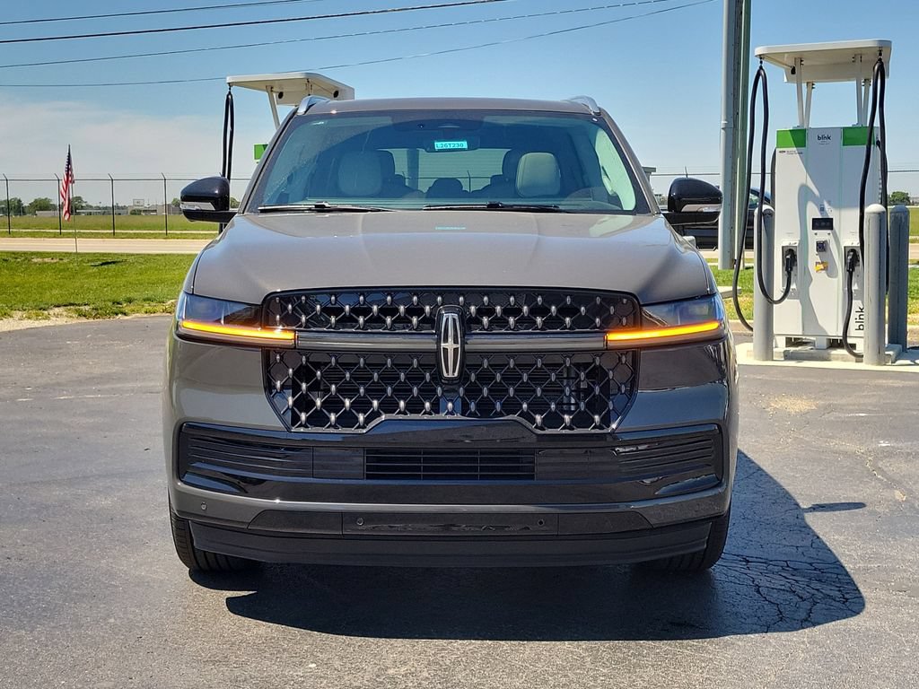 New 2026 Lincoln Navigator Black Label AWD/4WD image 2