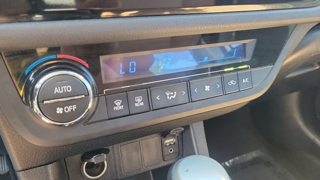 Used 2016 Toyota Corolla LE image 29