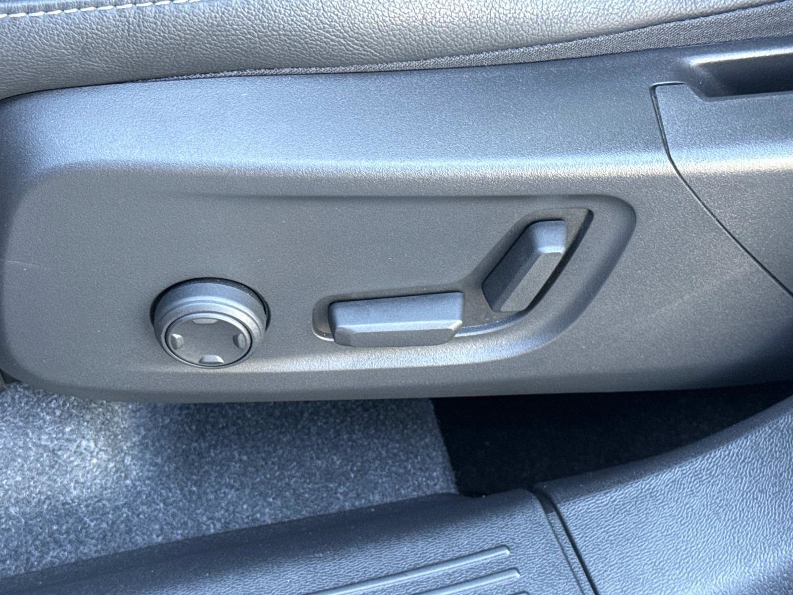 Used 2024 Volvo XC40 B5 Plus image 16