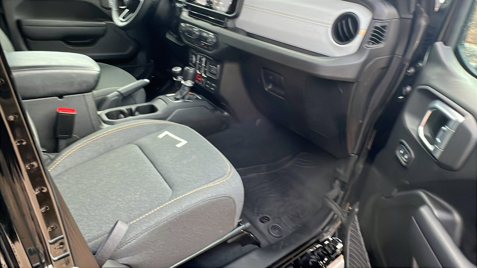 Used 2024 Jeep Gladiator Sport image 19