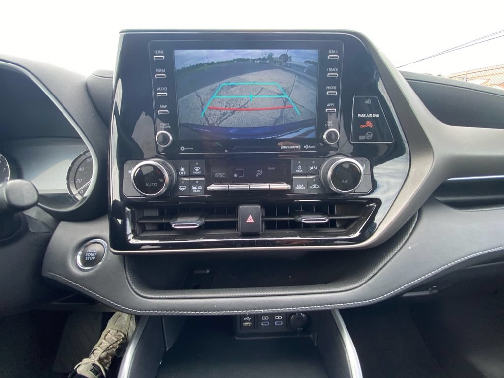 Used 2022 Toyota Highlander XLE AWD/4WD image 21