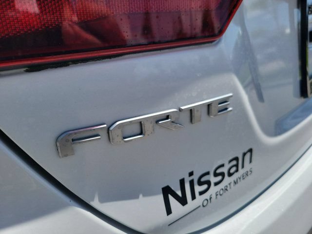Used 2023 Kia Forte LXS w/ LXS Technology Package FWD image 8