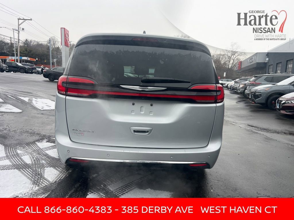 Used 2024 Chrysler Pacifica Touring-L image 4