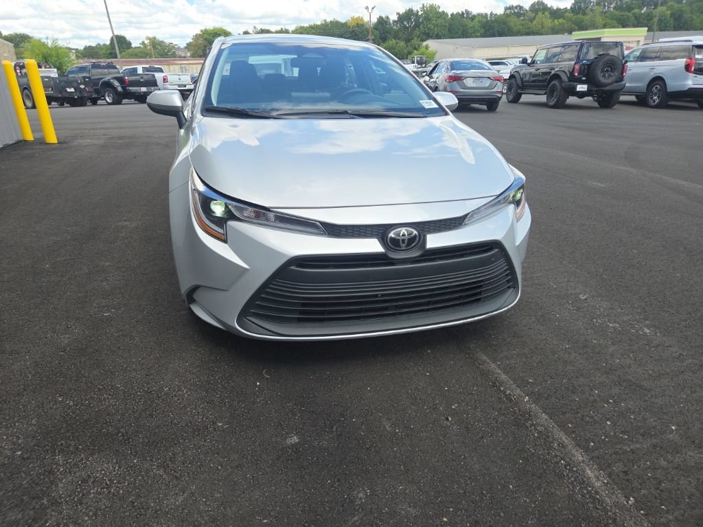 Used 2025 Toyota Corolla LE FWD image 2