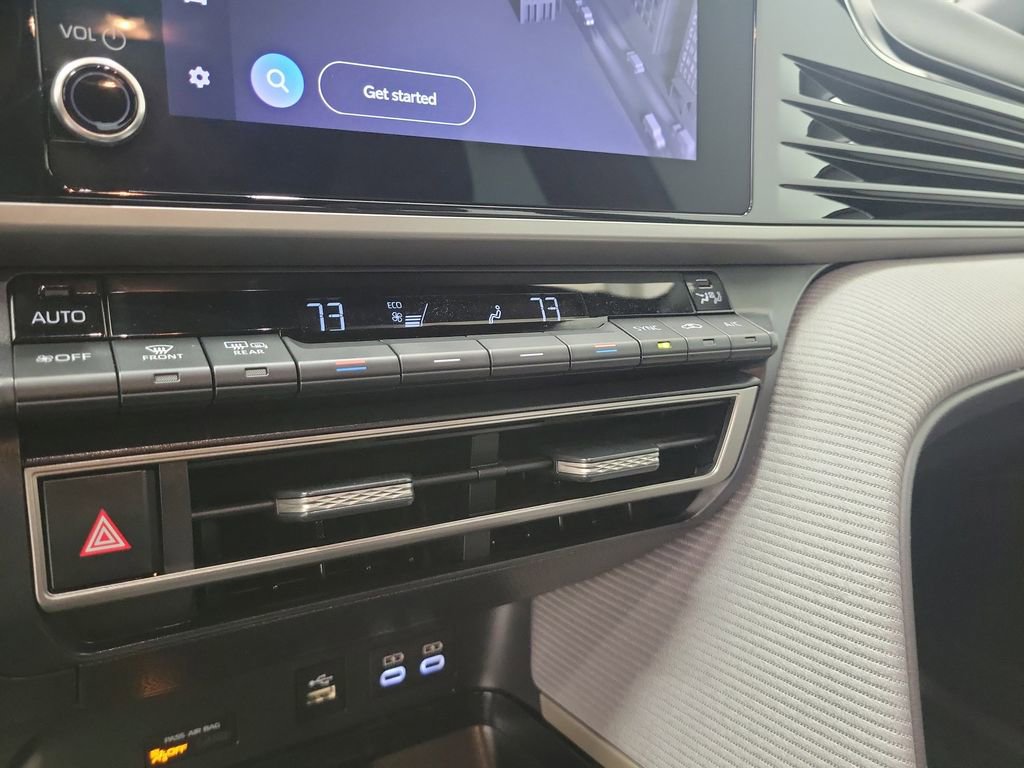 Used 2025 Toyota Camry SE w/ Convenience Package image 29