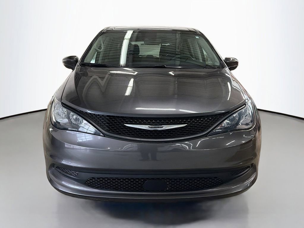 Used 2023 Chrysler Voyager LX image 2