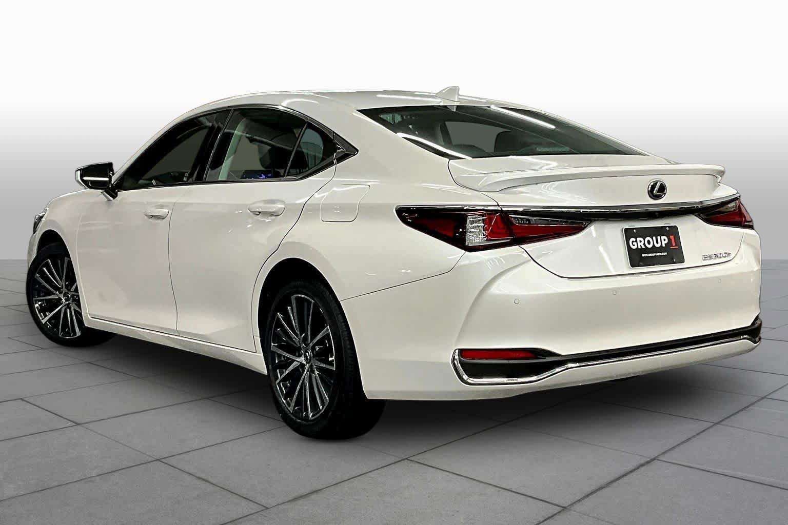 Used 2025 Lexus ES 300h w/ Premium Package image 11