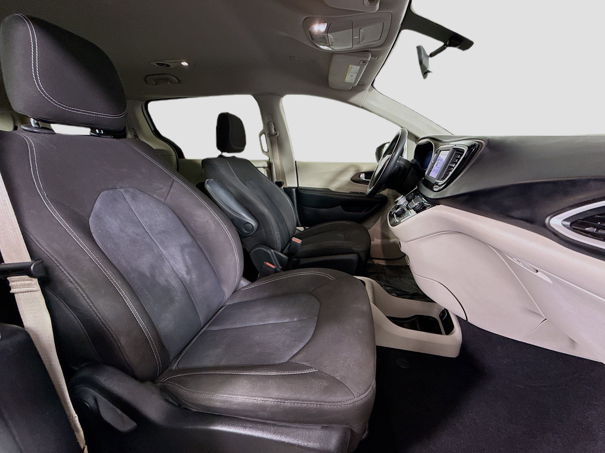 Used 2022 Chrysler Voyager LX FWD image 29