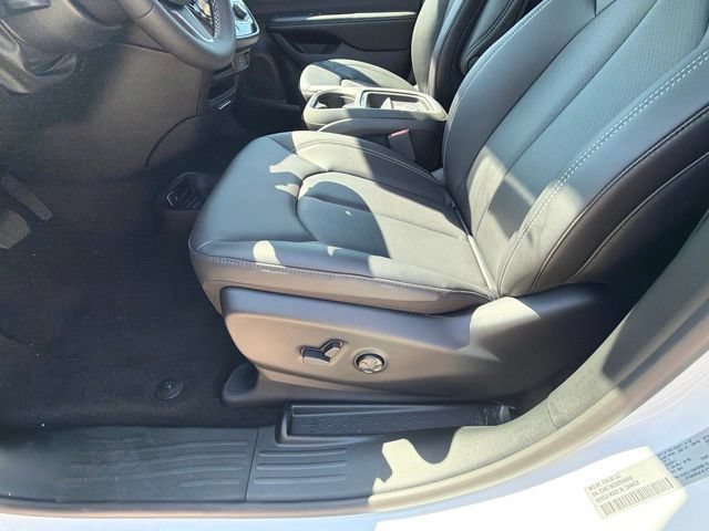 New 2027 Chrysler Pacifica Select FWD image 15