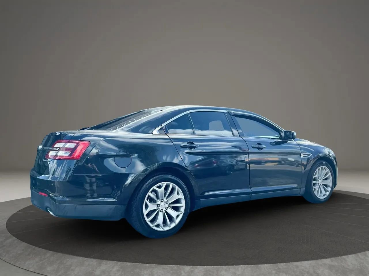 Used 2015 Ford Taurus Limited FWD image 13