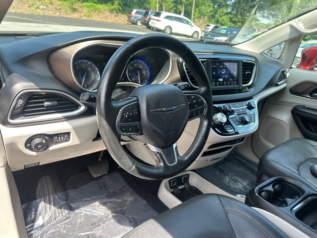 Used 2019 Chrysler Pacifica Touring-L image 11