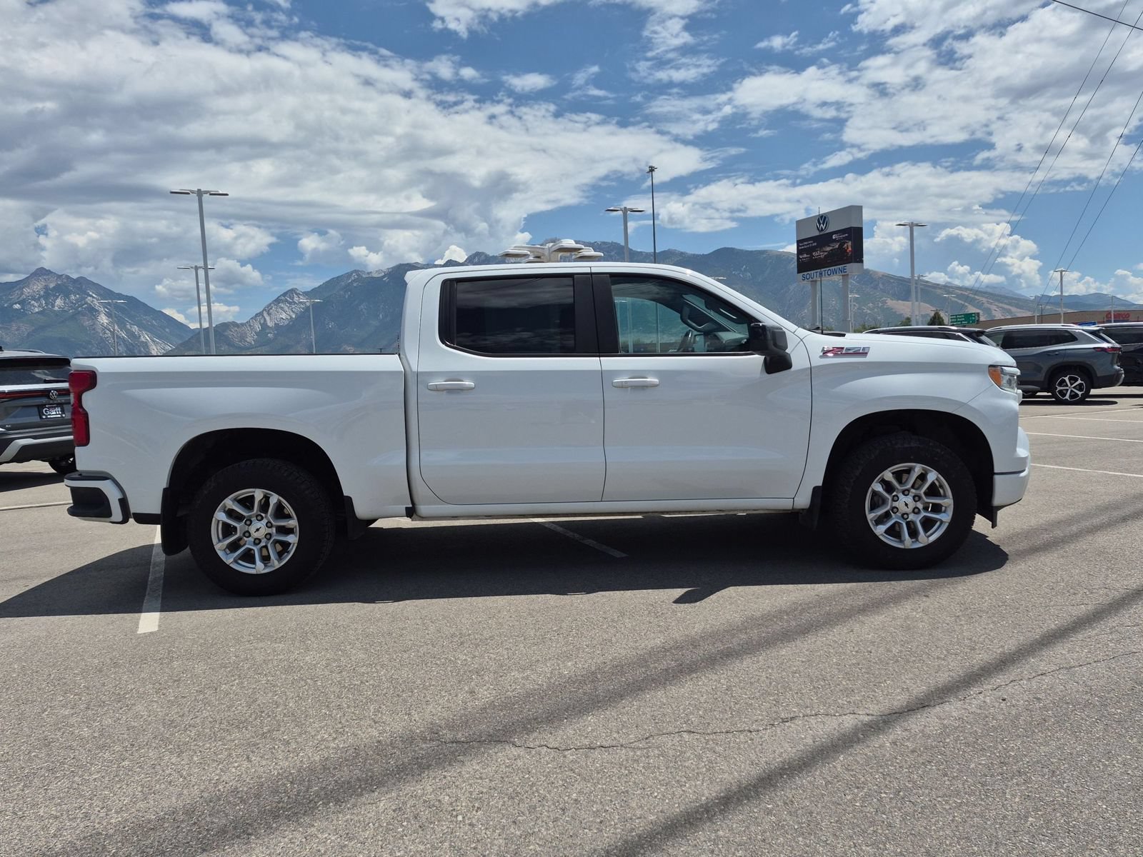 Used 2023 Chevrolet Silverado 1500 RST AWD/4WD image 2