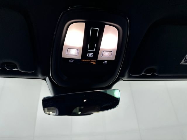 Used 2022 Volvo XC60 B5 Momentum w/ Climate Package image 23