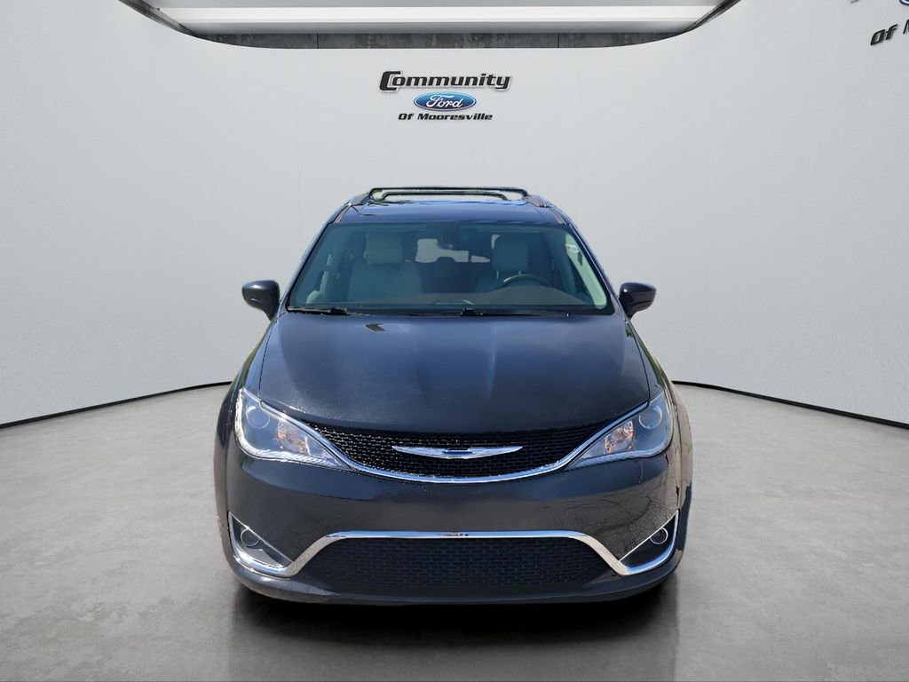 Used 2018 Chrysler Pacifica Touring-L image 2