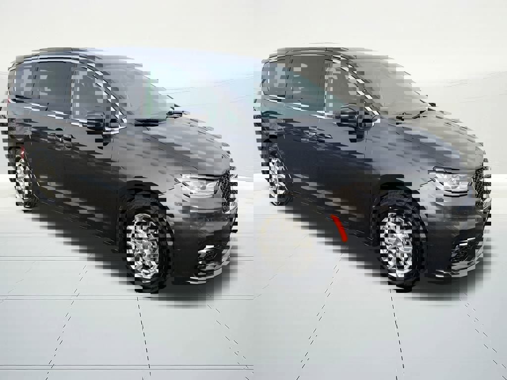 Used 2023 Chrysler Pacifica Touring-L image 7