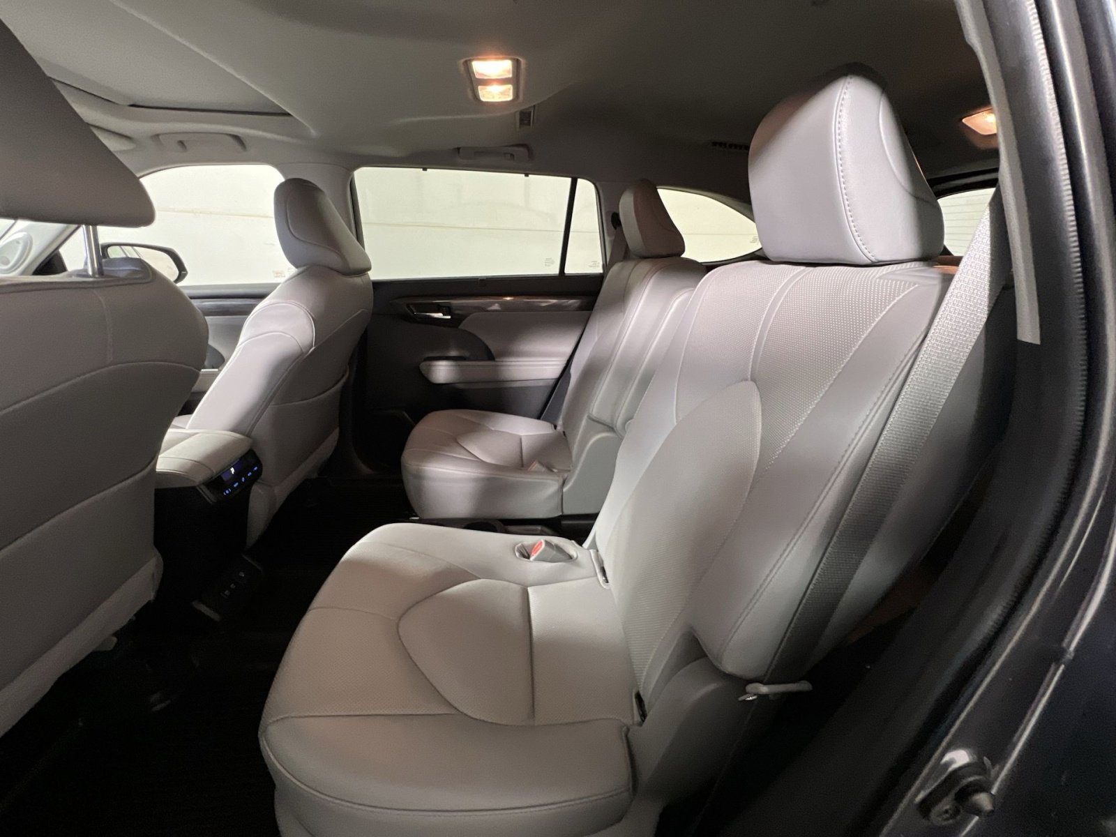 Used 2020 Toyota Highlander Limited image 25