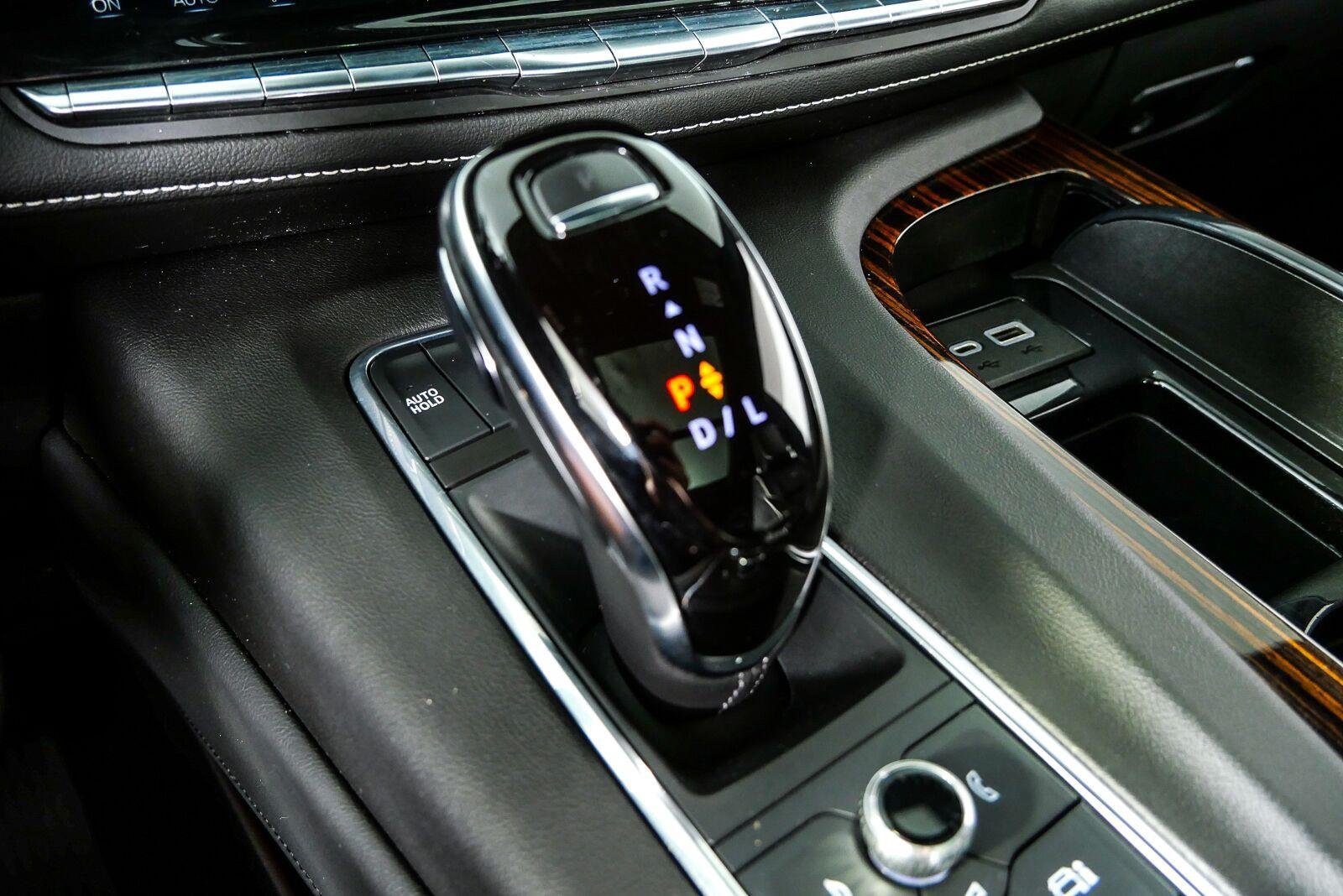 Used 2021 Cadillac Escalade Premium Luxury AWD/4WD image 18