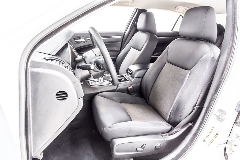 Used 2023 Chrysler 300 Touring w/ Sport Appearance Package image 20