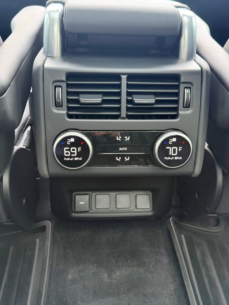 Used 2023 Land Rover Discovery Metropolitan Edition image 23