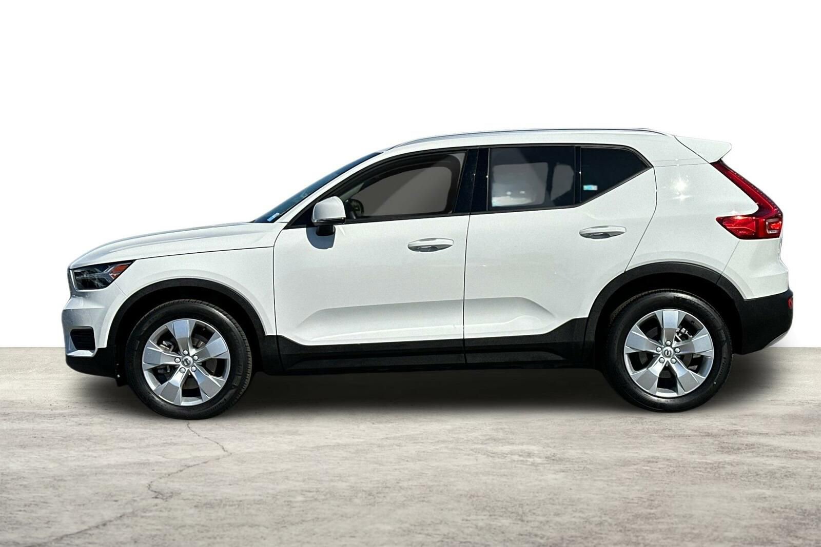 Used 2020 Volvo XC40 T4 Momentum FWD image 6