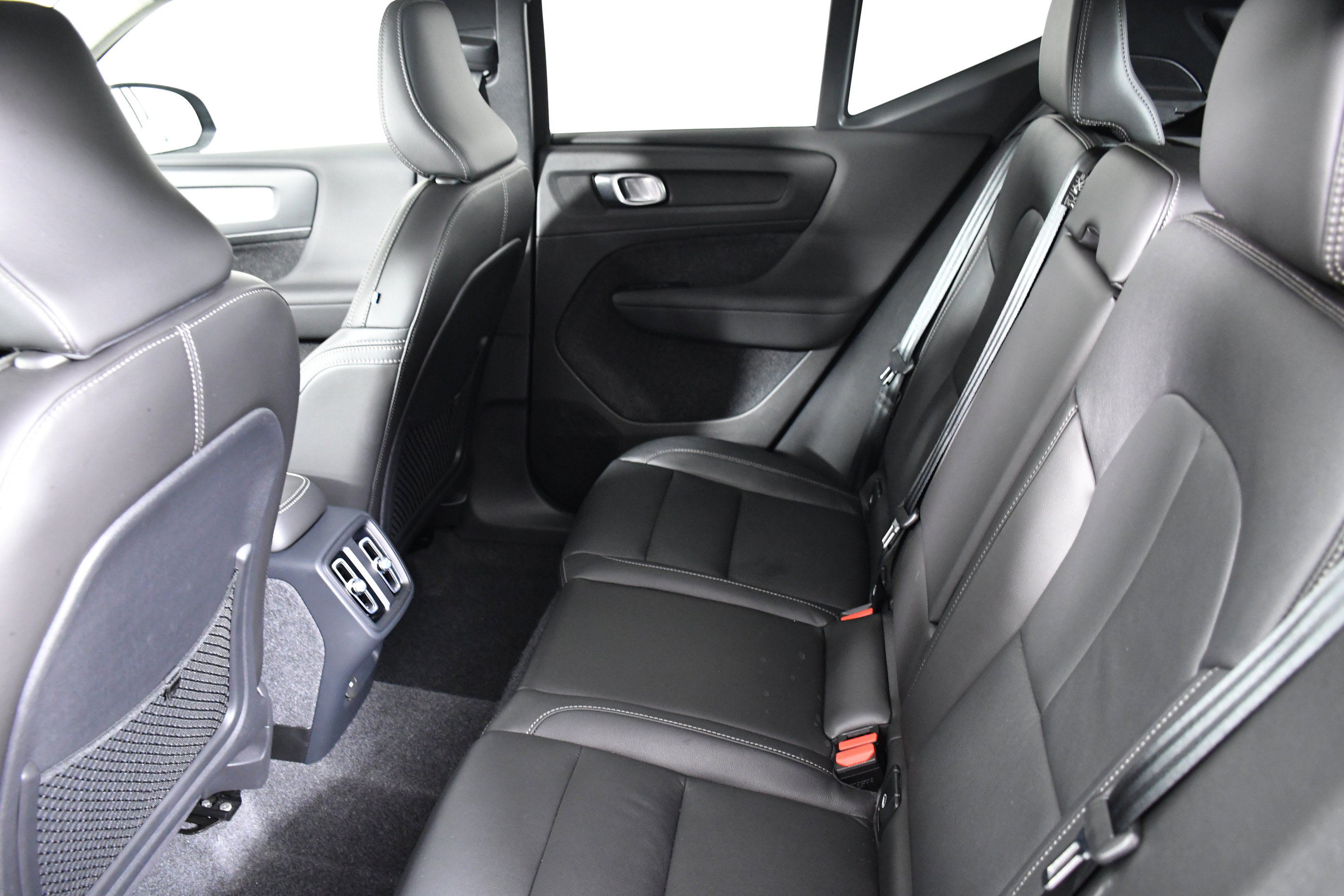 Used 2025 Volvo XC40 B5 Plus image 22