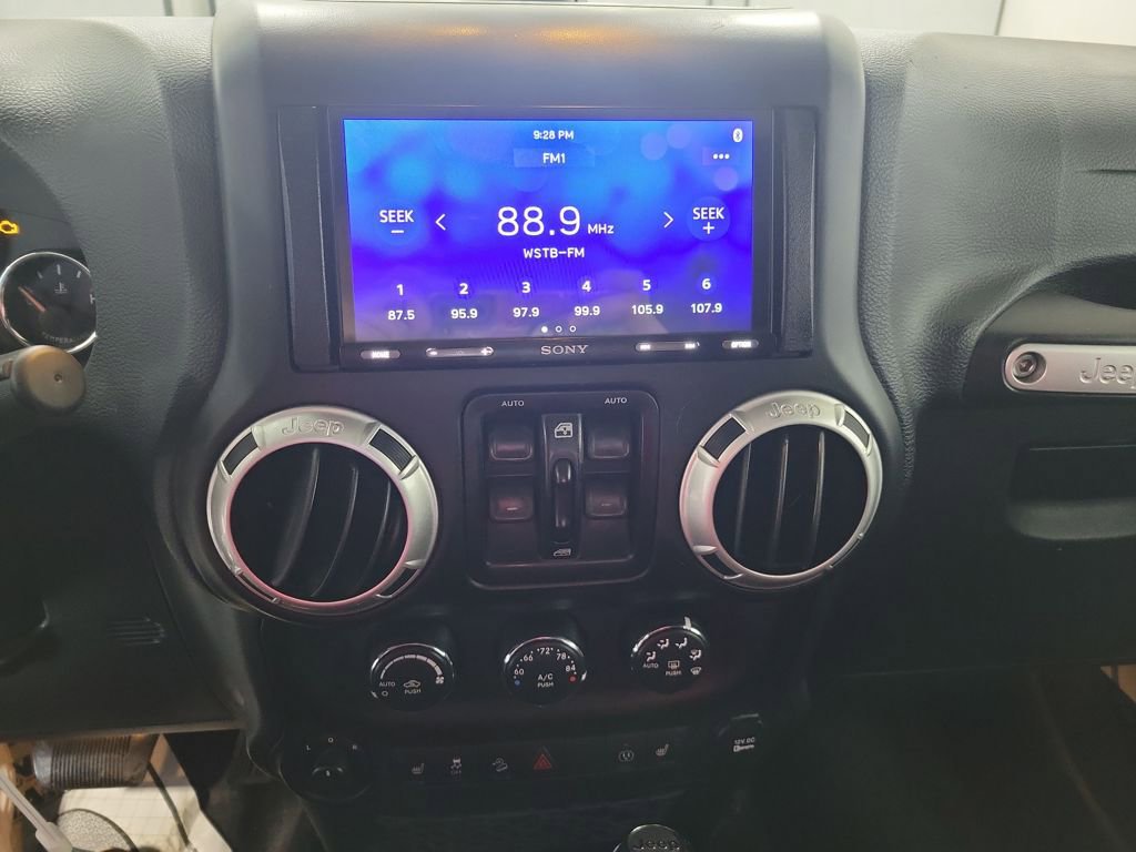 Used 2016 Jeep Wrangler Unlimited Rubicon AWD/4WD image 34