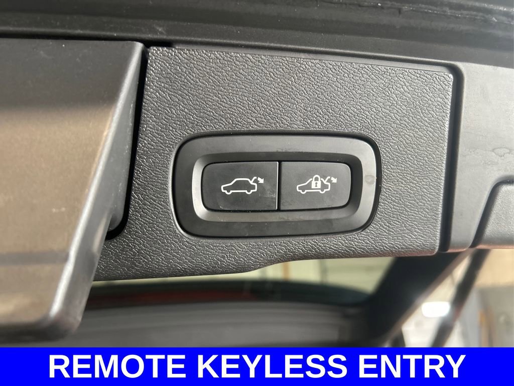 Used 2020 Volvo XC60 T5 Momentum image 14