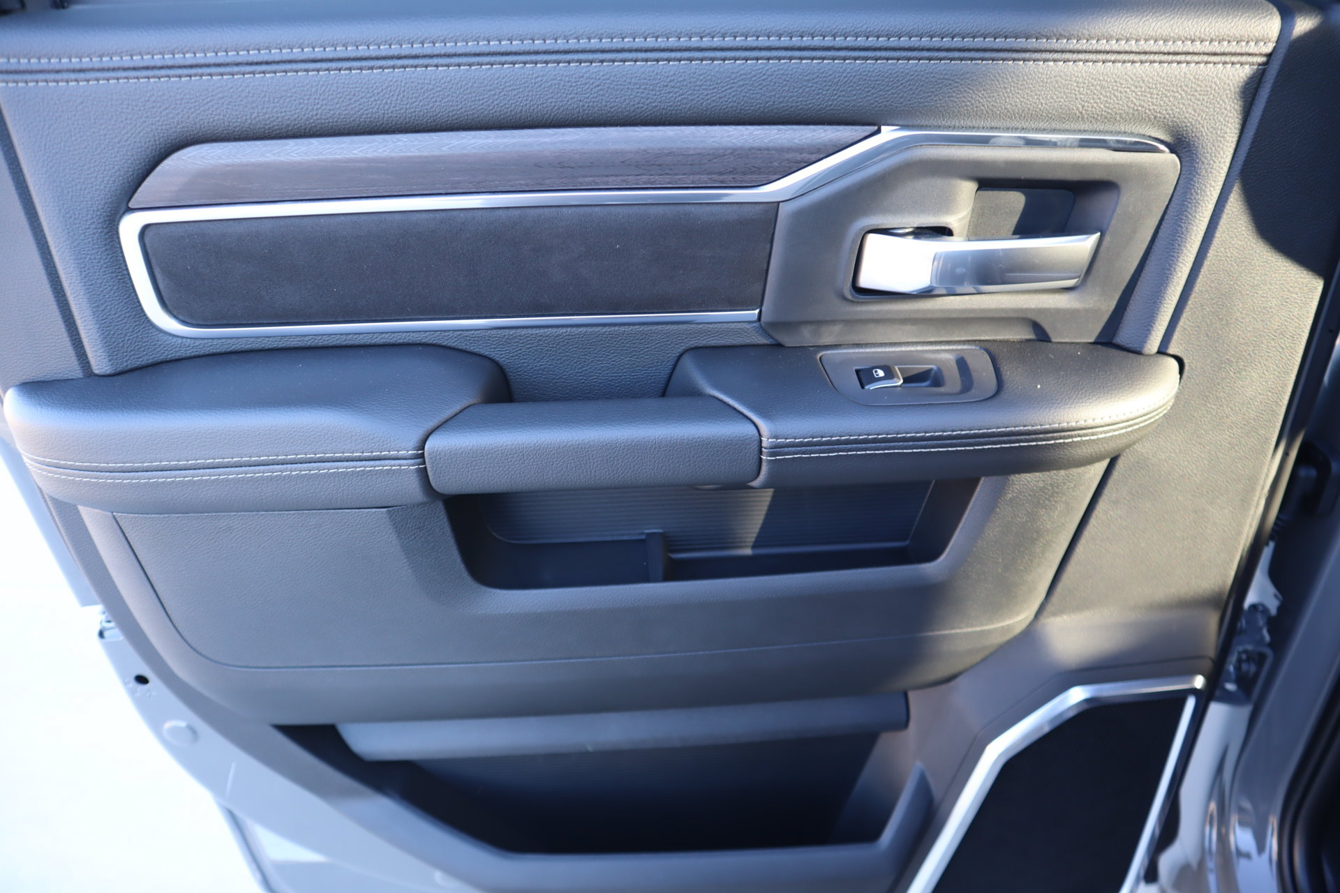 New 2027 RAM 3500 Laramie AWD/4WD image 17